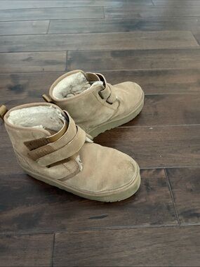 Women’s Ugg boots Velcro closure sz6 beige suede runs big